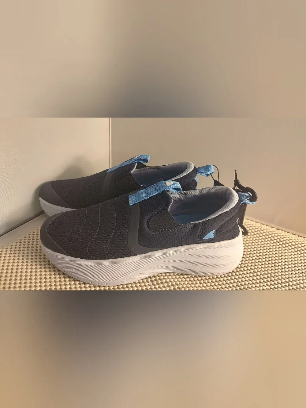 Rugged Shark Men's Size 7 Slip On Recovery Sneakers Shoes
